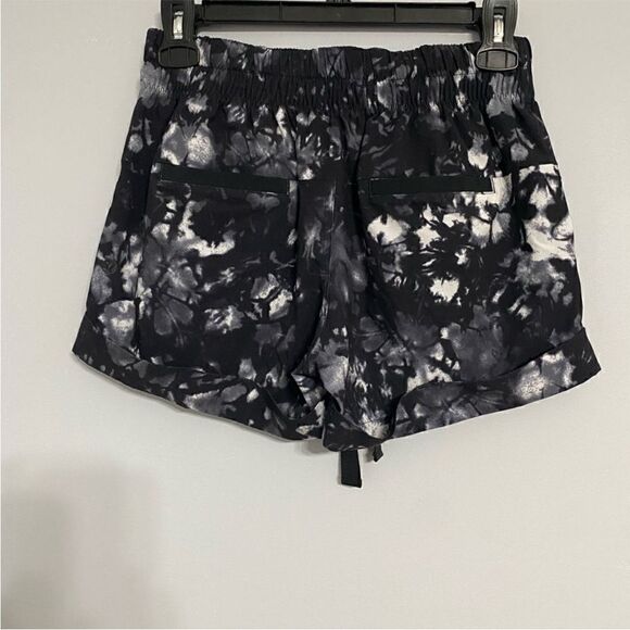 Lululemon Cuffed Shorts Women Size 4 - Picture 6 of 10